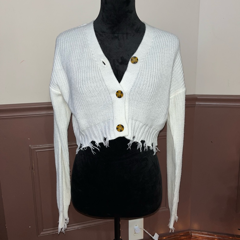 5/$25❌ FINAL CALL❌ NWT-white distressed button up sweater